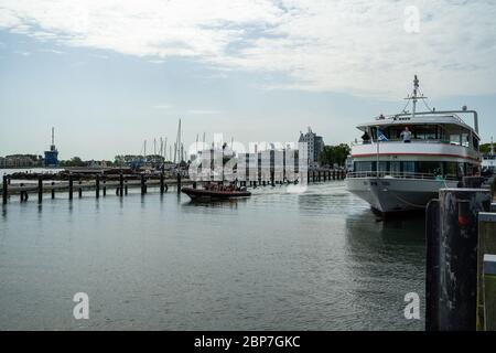 (WARNEMUENDE ROSTOCK), Germania - 25 luglio 2019: il piacere nave nella zona di acqua del porto. Foto Stock