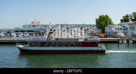 (WARNEMUENDE ROSTOCK), Germania - 25 luglio 2019: il piacere nave nella zona di acqua del porto. Foto Stock