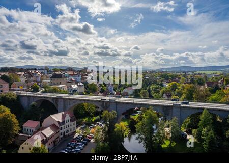 BAUTZEN, Germania - 10 ottobre 2019: Vista della città (appartamento edificio, bridge e il fiume Sprea) dall'altezza del vecchio acquedotto torre. Foto Stock