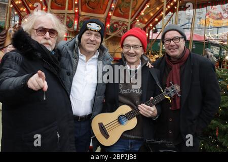 Bernhard Paul, Joja Wendt, Rolf Claussen, Stefan Gwildis, apertura del mercato di Natale, Municipio di Amburgo, 25.11.2019 Foto Stock