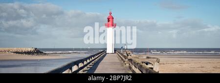 Vista panoramica del faro di Trouville e del suo molo in legno, Normandia, Francia Foto Stock