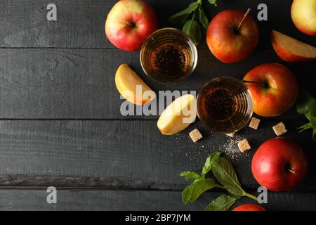 Composizione con sidro, zucchero e mele su fondo ligneo Foto Stock