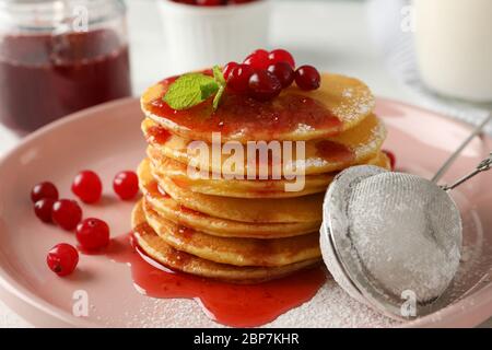 Pancake con marmellata e mirtillo rosso, primo piano. Colazione dolce Foto Stock