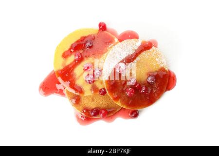 Pancake con marmellata e mirtillo rosso isolato su sfondo bianco Foto Stock
