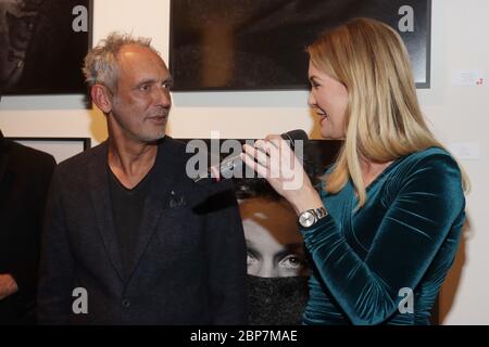 Bob Leinders, Kirsten Roschlaub, Vernissage Bob Leinders 'COVERED II', Galerie Roschlaub, Amburgo, 05.12.2019 Foto Stock