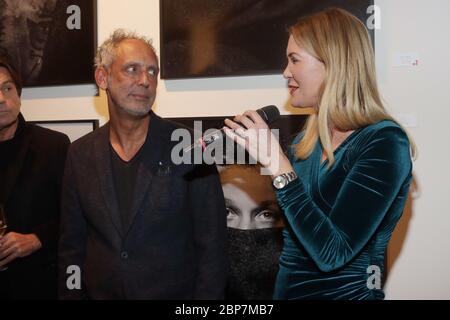 Bob Leinders, Kirsten Roschlaub, Vernissage Bob Leinders 'COVERED II', Galerie Roschlaub, Amburgo, 05.12.2019 Foto Stock