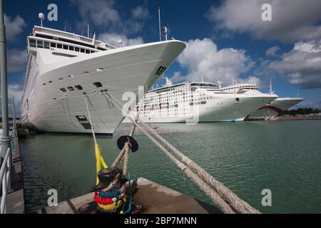 Tre navi da crociera ormeggiate nel porto di St Johns, Antigua, Caraibi, Indie Occidentali, con corde di ormeggio per una nave vicino alla macchina fotografica Foto Stock