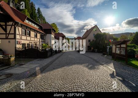 OYBIN, Germania - 10 ottobre 2019: strade di una piccola città vecchia sul confine della Germania (Sassonia) con la Repubblica ceca. Foto Stock