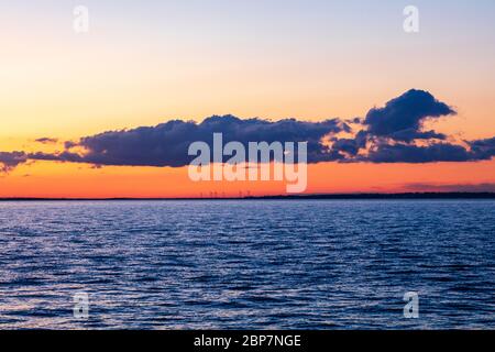 Un bellissimo tramonto rosso e arancione profondo sopra l'estuario della Swale e del Tamigi, visto da Hampton, Herne Bay, Kent, UK Foto Stock