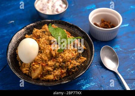 Biryani Millets Indiani con Raita e Pickle Foto Stock