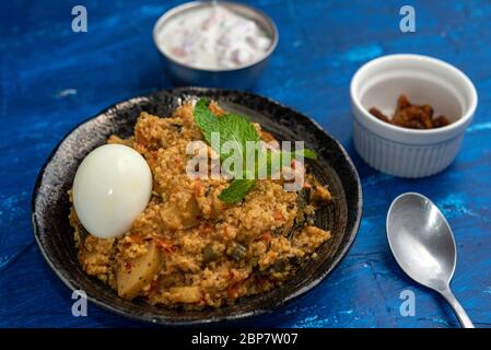 Biryani Millets Indiani con Raita e Pickle Foto Stock