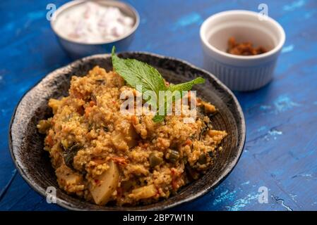 Biryani Millets Indiani con Raita e Pickle Foto Stock