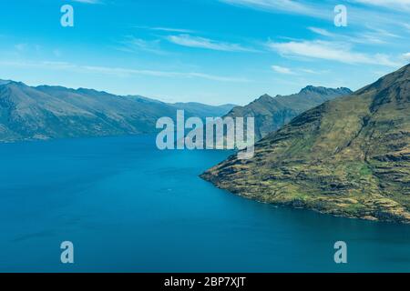 Vista del lago Wakatipu preso da un aereo leggero mentre si vola da Queenstown a Milford Sound in Nuova Zelanda Foto Stock