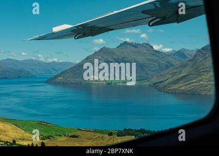 Vista del lago Wakatipu preso da un aereo leggero mentre si vola da Queenstown a Milford Sound in Nuova Zelanda Foto Stock