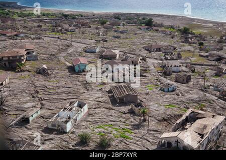 Plymouth, l'antica capitale di Montserrat nei Caraibi, Indie Occidentali, sepolta sotto fango e flussi lavici dal vulcano Soufriere Hills nel 1997 Foto Stock