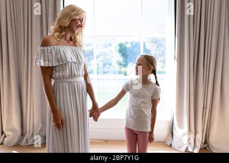 Donna caucasica che ama il suo tempo a casa Foto Stock