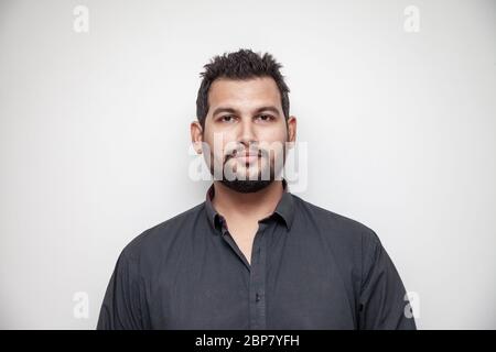 Maschio asiatico vestito in ufficio Foto Stock