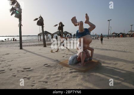 Tel Aviv. 17 maggio 2020. Gli israeliani sono visti sulla spiaggia nella città centrale israeliana di Tel Aviv come restrizioni in mezzo alla pandemia COVID-19 facilità nel paese il 17 maggio 2020. Il numero di casi COVID-19 in Israele ha raggiunto 16,617 la domenica, il Ministero della Salute dello Stato ha detto. Credit: Muammar Awad/Xinhua/Alamy Live News Foto Stock