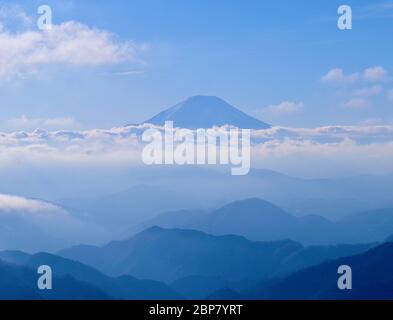 Sagoma del versante orientale del Monte Fuji con numerose creste della catena montuosa della Tanzania che si incrociano in primo piano come visto dal picco o Foto Stock