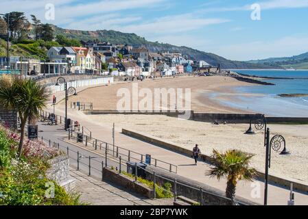 Lyme Regis, Dorset, Regno Unito. 18 maggio 2020. Regno Unito Meteo: Un caldo e soleggiato inizio della settimana presso la pittoresca località balneare di Lyme Regis. La gente gode della mini-ondata di calore durante la pandemia del coronavirus dopo l'allentamento delle restrizioni di blocco la settimana scorsa. Credit: Celia McMahon/Alamy Live News Foto Stock