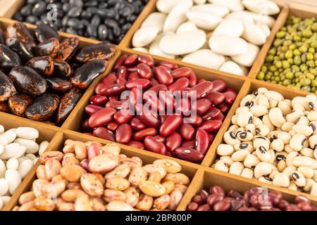 La raccolta di fagioli diversi nella scatola di legno. Foto Stock