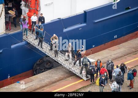 Bremerhaven, Germania. 18 maggio 2020. I partecipanti alla spedizione salirono a bordo della nave tedesca di ricerca "aria S. Merian". Due navi di ricerca si sono staccate da Bremerhaven in direzione dell'Artico. A bordo ci sono circa 100 scienziati che devono sostituire il personale attuale del rompighiaccio "Polarstern". Il nuovo team aveva trascorso le ultime due settimane in quarantena a Bremerhaven a causa della pandemia della corona. Credit: Sina Schuldt/dpa/Alamy Live News Foto Stock