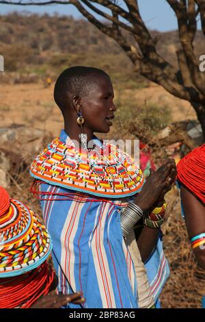 Ritratto di una donna Samburu Maasai. Samburu Maasai un gruppo etnico di persone semi-nomadi fotografate a Samburu, Kenya Foto Stock
