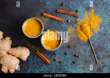 Vista dall'alto del latte curcuma, zenzero, cannella e allspezia. Bevanda immune e sanitaria. Foto Stock