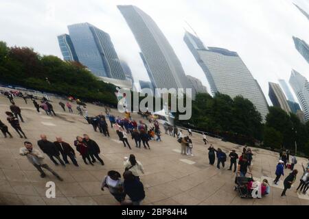 Skyline di Chicago, Illinois USA, come riflesso in Cloud Gate AKA The Bean al Millennium Park progettato da Anish Kapoor e dedicato nel maggio 2006. Colorante Foto Stock