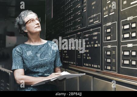 Washington, Stati Uniti. 18 maggio 2020. Nancy Grace Roman (1925-2018), il primo astronomo capo della NASA, è conosciuto come il 'Altro di Hubble'. Visto qui nei primi anni '70 al Goddard Space Flight Center della NASA a Greenbelt, Maryland, il Dr. Roman fu strumentale nel portare il telescopio spaziale Hubble della NASA da un'idea alla realtà e nel stabilire il programma di osservatori astronomici basati sullo spazio. Crediti NASA/UPI: Notizie dal vivo UPI/Alamy Foto Stock