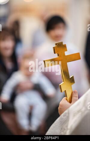 Primo piano della Croce di santificazione per la cerimonia del battesimo nella Chiesa ortodossa Foto Stock