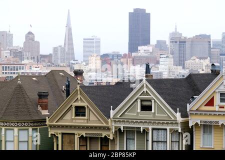Famose case vittoriane e skyline vista da Alamo Square, San Francisco, California, Stati Uniti Foto Stock