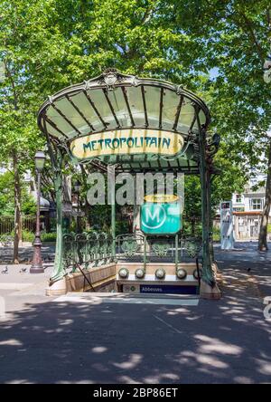 Ingresso alla stazione della metropolitana Abbesses a Montmartre - Parigi, Francia Foto Stock