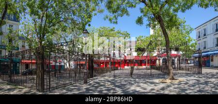 Empty Place du Tertre sulla collina di Montmartre durante l'epidemia di coronavirus a Parigi Foto Stock