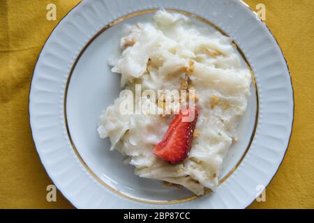 Tradizionale turco Ramadan Dessert Gullac . È fatto con gullac (cialda di riso o fogli di carta di riso), latte, acqua di rosa, noce, vaniglia. Foto Stock