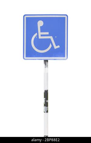 Parcheggio con cartello blu per disabili. Cartello di permesso di parcheggio per disabili su palo isolato su sfondo bianco. Oggetto con tracciato di ritaglio Foto Stock