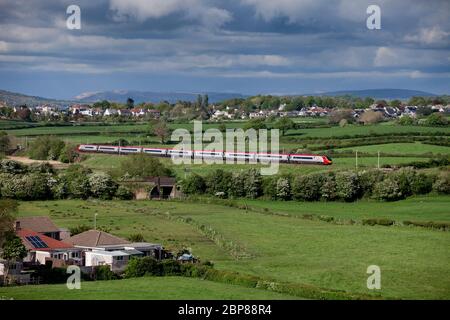 Treni Virgin Alstom Pendolino treno elettrico inclinabile nel paesaggio rurale sulla linea principale della costa occidentale Foto Stock