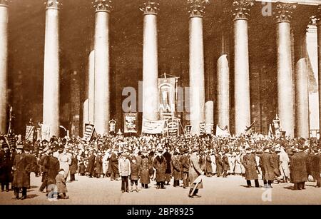 Folla fuori dalla cattedrale di St. Paul, Londra, periodo vittoriano Foto Stock