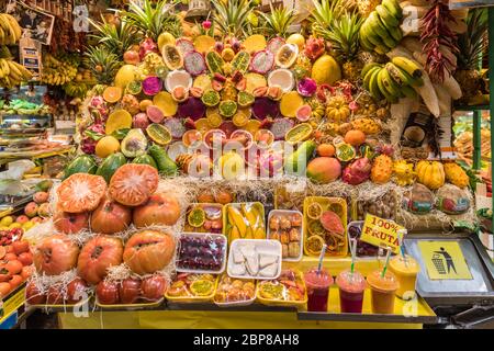 Negozio di frutta fresca che vende frutta e succhi nel mercato alimentare interno Mercado De Vegueta, Las Palmas Gran Canaria, Isole Canarie Foto Stock