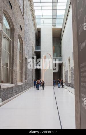 Dublino, Irlanda - 20 febbraio 2020: National Gallery of Ireland New Courtyard. Edificio interno Foto Stock