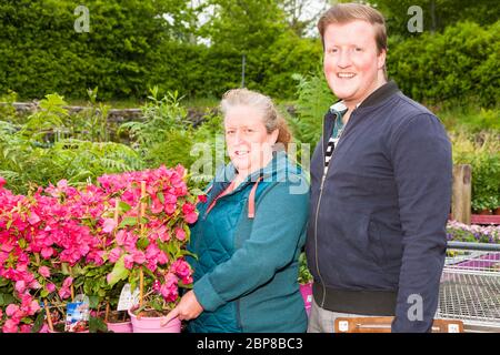 Ballygarvan, Cork, Irlanda. 18 maggio 2020. Il primo giorno della fase uno della roadmap del governo per la riapertura della società e delle imprese con l’allentamento delle restrizioni del Covid-19 è iniziato con l’apertura di alcune imprese e negozi. Qui Ger Mahon e suo figlio Daniel hanno trascorso il loro primo giorno fuori da quando il blocco è iniziato al Pavilion Garden Centre a Ballygarvan, Co. Cork, Irlanda.- credito; David Creedon / Alamy Live News Foto Stock