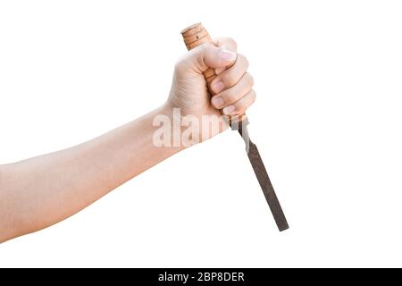 Mano che tiene vecchio scalpello arrugginito isolato su sfondo bianco con percorso di ritaglio. Foto Stock