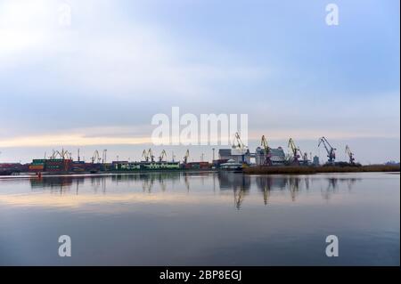 Macchine ed attrezzature nel porto marittimo, porto marittimo commerciale, Mar Baltico, Europa orientale, Russia, Kaliningrad, 21 dicembre 2019 Foto Stock