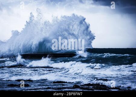 Tempestoso oceano onde, bellissimo paesaggio marino, grande marea potente in azione, tempesta meteo in un mare di un blu intenso, le forze della natura, disastri naturali Foto Stock