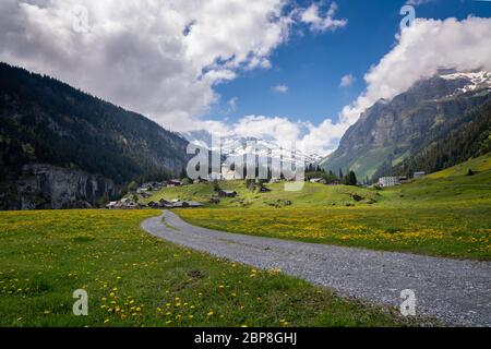Urnerboden, UR / Svizzera - 17 maggio 2020: Vista del villaggio di Urnerboden in alto sulle Alpi svizzere nel cantone di Uri in tarda primavera Foto Stock