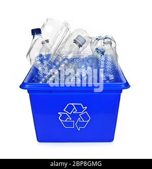 Il riciclaggio scatola riempita con plastica trasparente contenitori isolati su bianco Foto Stock
