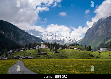 Urnerboden, UR / Svizzera - 17 maggio 2020: Vista del villaggio di Urnerboden in alto sulle Alpi svizzere nel cantone di Uri in tarda primavera Foto Stock