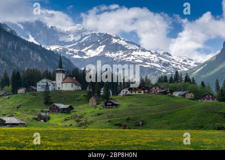 Urnerboden, UR / Svizzera - 17 maggio 2020: Vista del villaggio di Urnerboden in alto sulle Alpi svizzere nel cantone di Uri in tarda primavera Foto Stock