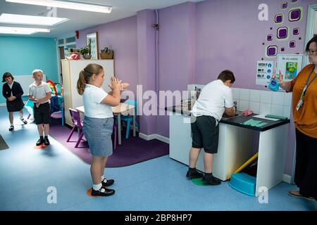 I bambini si attengono a un sistema di semafori per la distanza sociale quando lavano le mani alla scuola primaria Kempsey di Worcester. Gli alunni delle scuole materne e delle scuole elementari potrebbero tornare alle classi dal 1° giugno, dopo l'annuncio dei piani di riapertura graduale delle scuole. Foto Stock