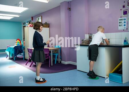 I bambini si attengono a un sistema di semafori per la distanza sociale quando lavano le mani alla scuola primaria Kempsey di Worcester. Gli alunni delle scuole materne e delle scuole elementari potrebbero tornare alle classi dal 1° giugno, dopo l'annuncio dei piani di riapertura graduale delle scuole. Foto Stock